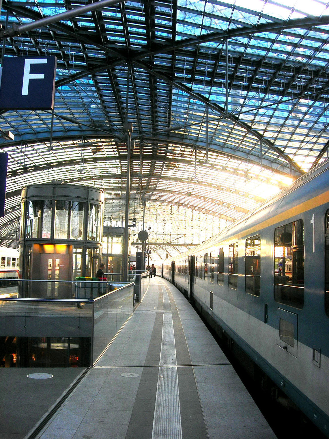 Zug im Berliner Hauptbahnhof 2006