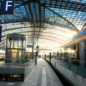 Zug im Berliner Hauptbahnhof 2006